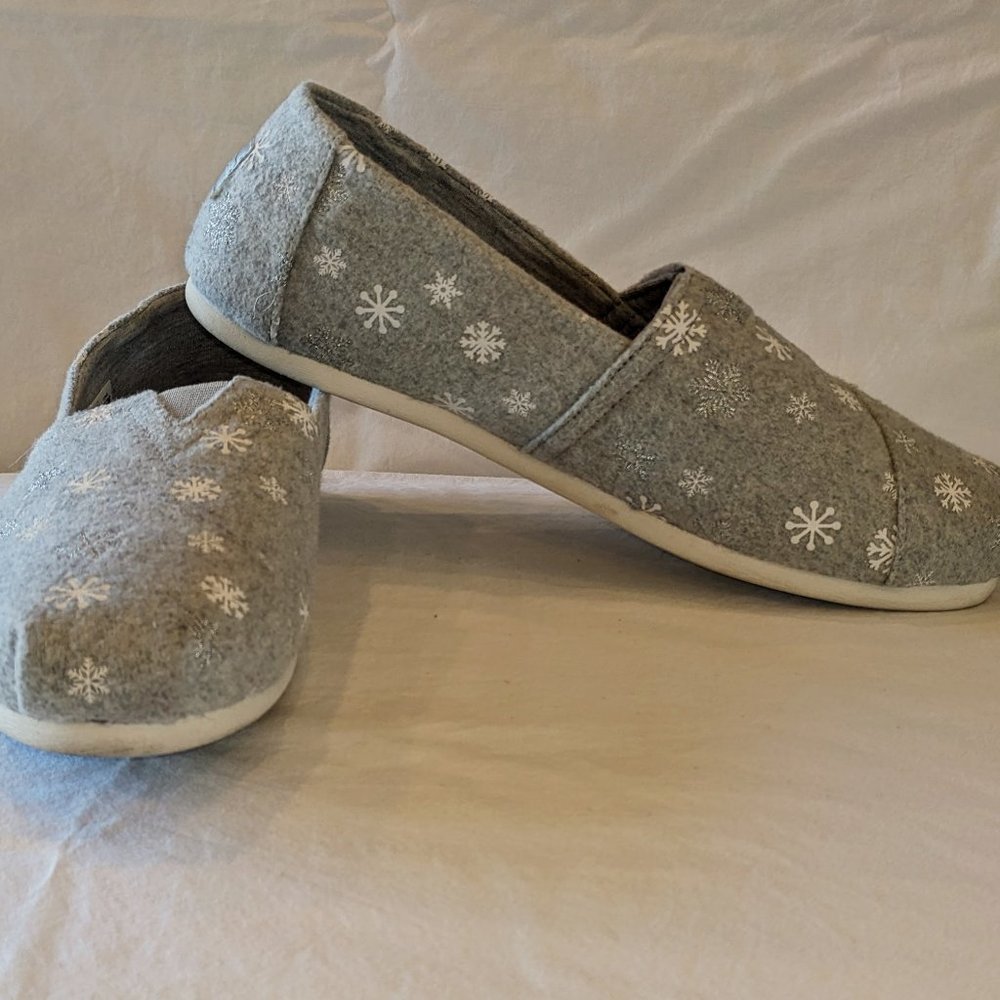Toms Classic Drizzle Grey Embroidered Snowflakes, size 9